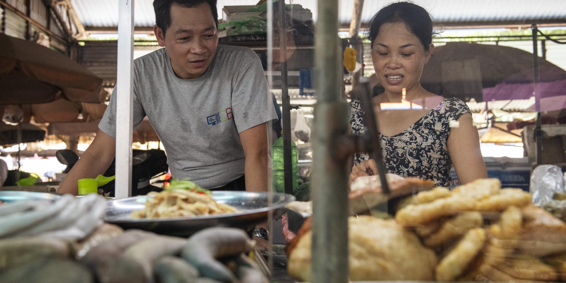 Hung Nguyen, ILRI food system specialist, visiting Dong Xa Market.