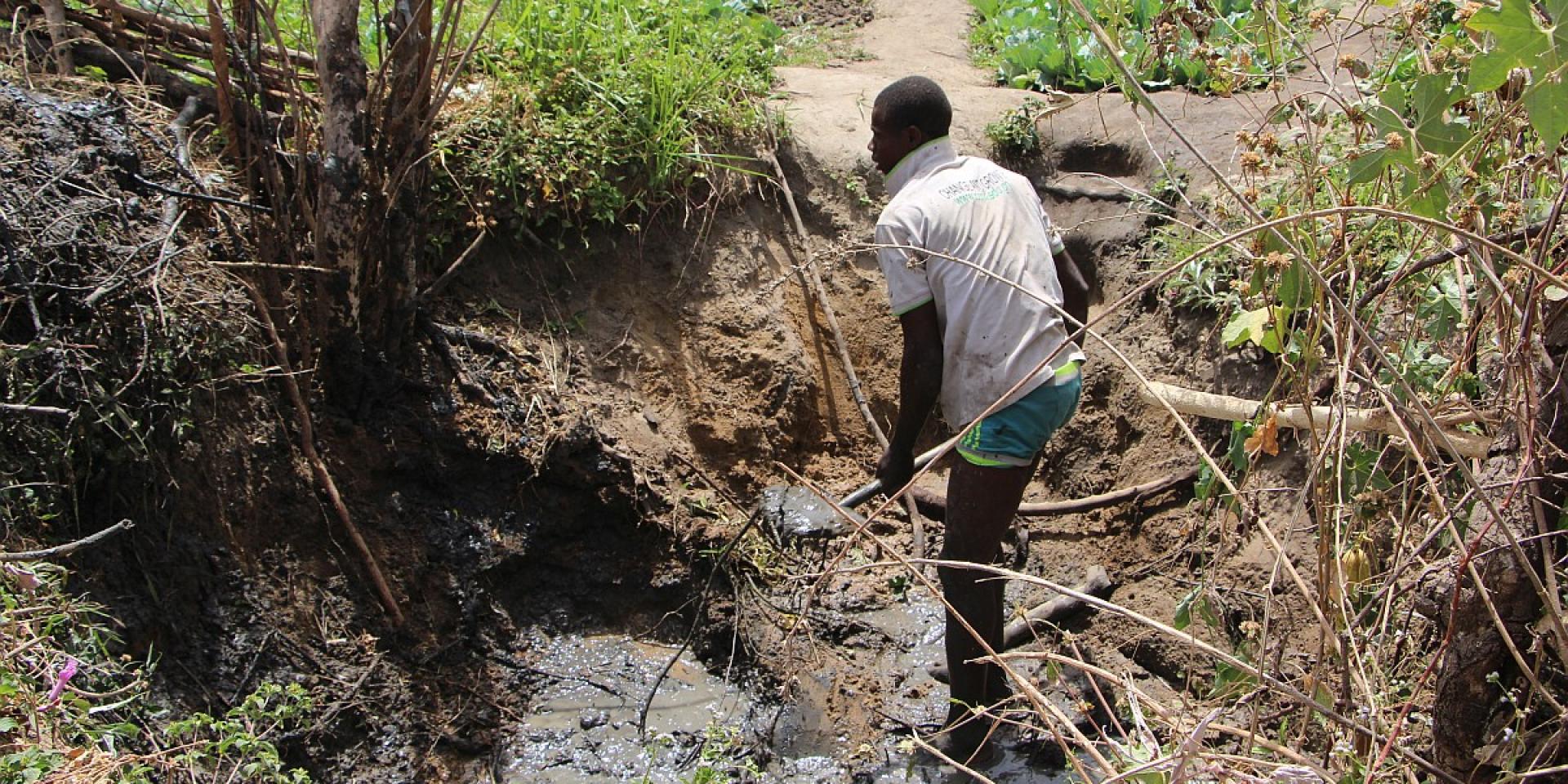 Fatawu Danyarigi desilting a dugout in Loggu.