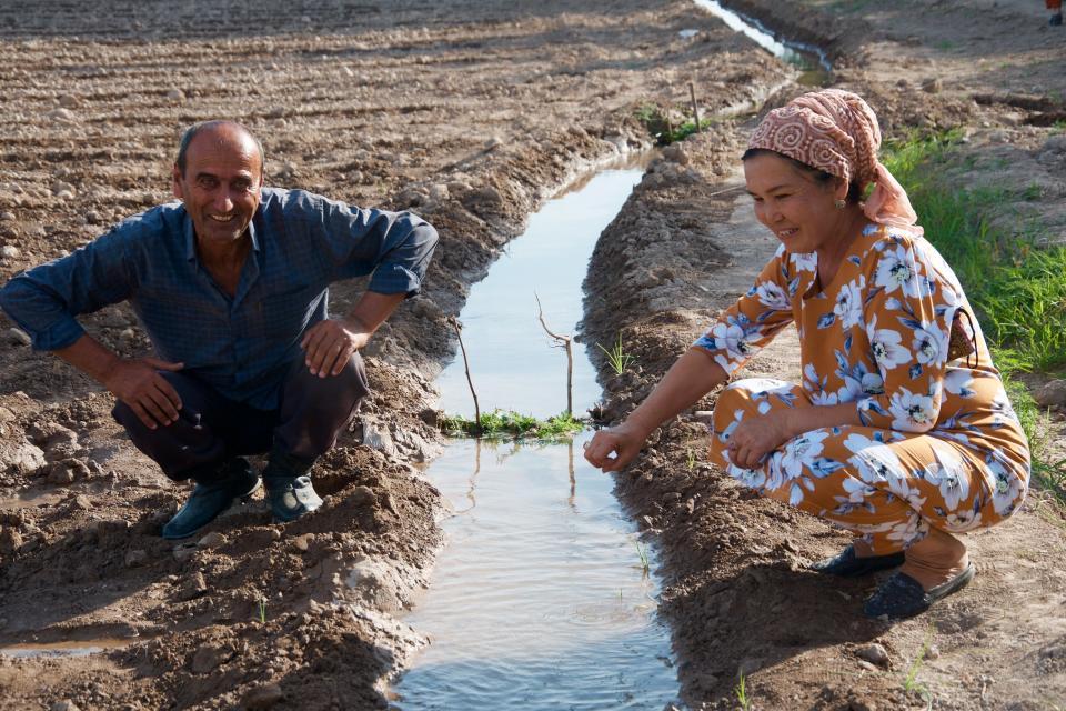 Working on Dehkan farms in rural Tajikistan as part of water use associations (WUAs) Photo: Madeline Dahm / IWMI