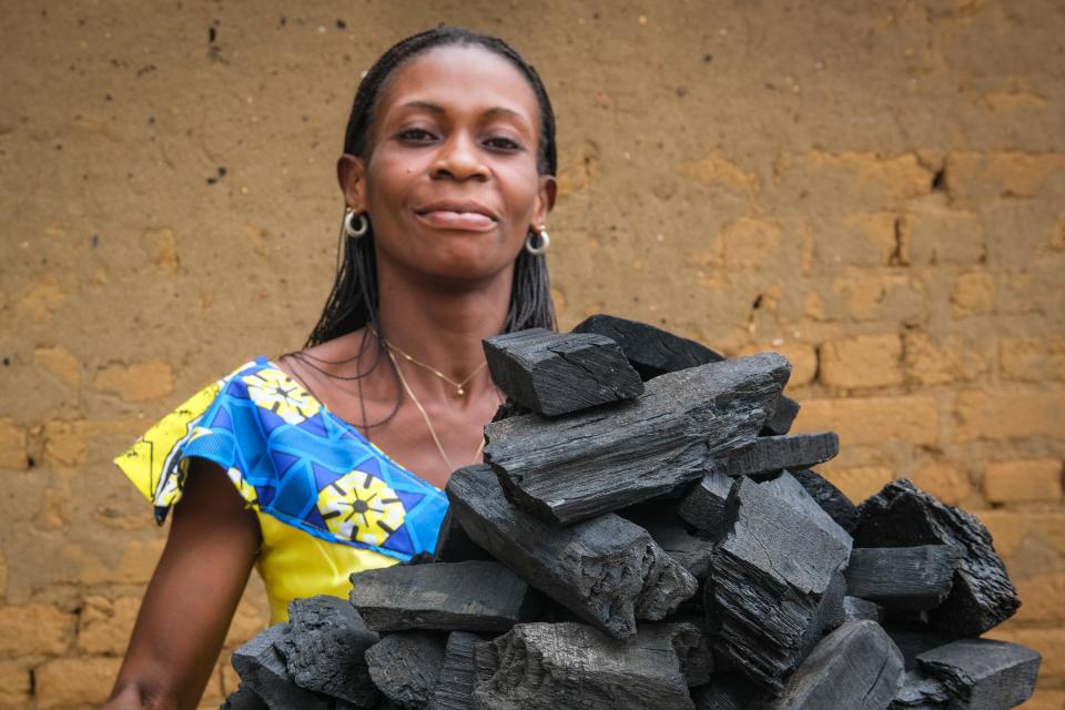 Member of a women association with charcoal produced from the surplus of CFT 's wood production, Kisangani - DRC.   