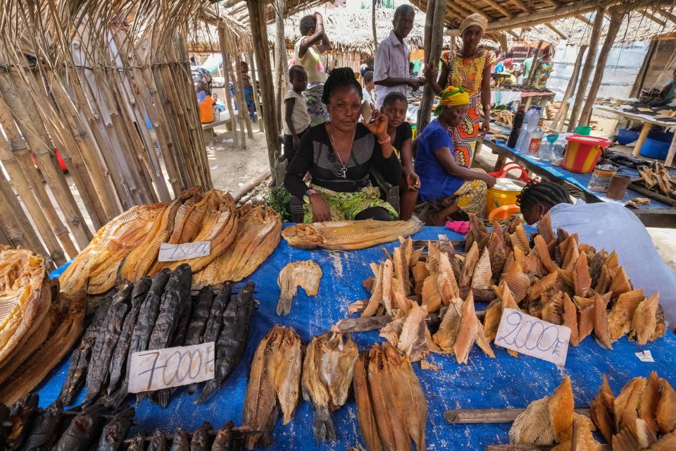 Woman seller in market in DRC. CIFOR.